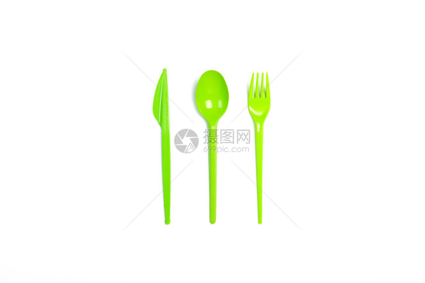 绿色一次塑料餐具和白色背景上的食品用具叉子勺子和刀概念塑料图片