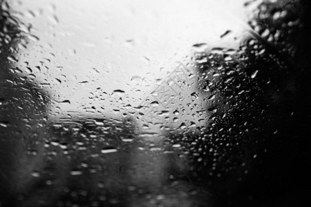 雨天后在木质或不锈钢表面上以黑白风格为背景关闭雨水滴图片