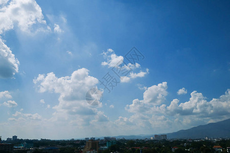 小镇上空湛蓝的天空上的白云图片