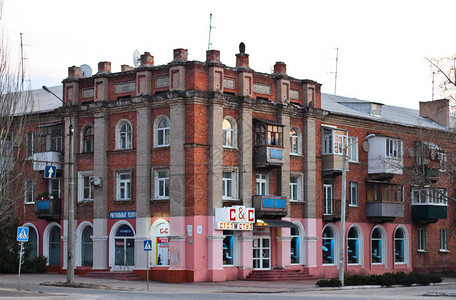 位于乌克兰卢甘斯克地区Severodonetsk中心广场的大楼图片