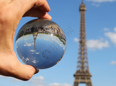 手掌上的水晶球体和巴黎图片