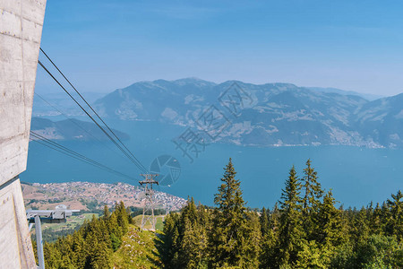 瑞士阿尔卑斯山的美丽的夏季全景图片