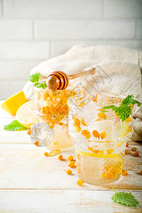 鸡尾酒新鲜果子冷饮冰立方体蜂蜜和薄荷木图片
