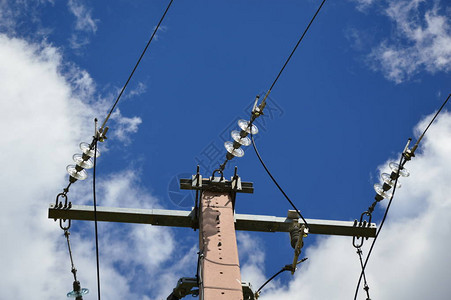 电线杆上的输电线路图片