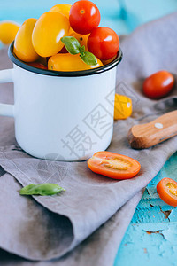 红色和黄色小樱桃西红柿还有蓝色背景的绿色烤肉印在一张以姓名图片