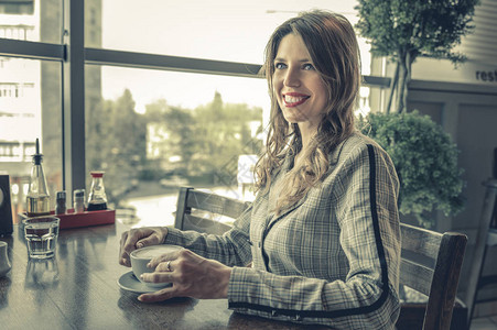 咖啡美丽的女孩在咖啡馆喝茶或咖啡美女模特女人喝杯图片