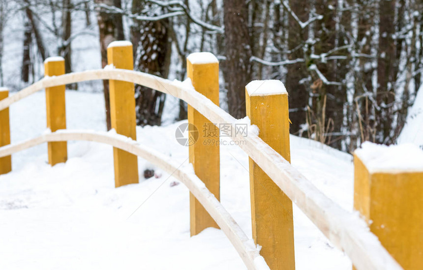 雪道森林步行黄色木柱弯曲窗帘栏杆图片