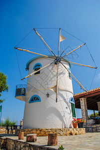 一个白色和蓝色的古老风车在图片