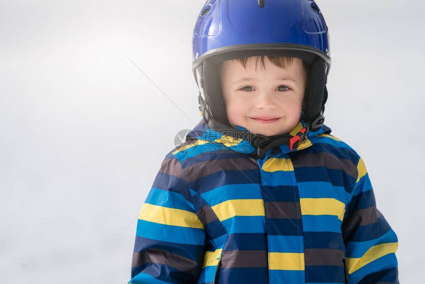 一个穿着滑雪头盔的可爱小白人男图片