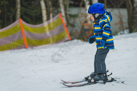 小男孩第一次无助滑雪第图片