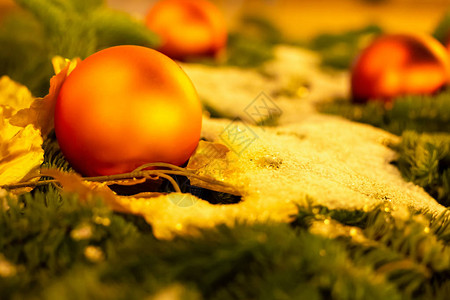 设计背景下雪时的雪上橙黄色圣诞节图片