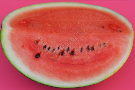 半个西瓜被粉红色隔离图片