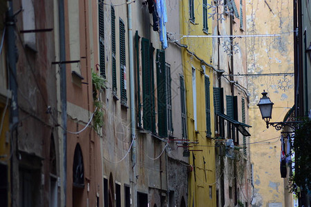 村庄中典型的意大利狭窄街道图片