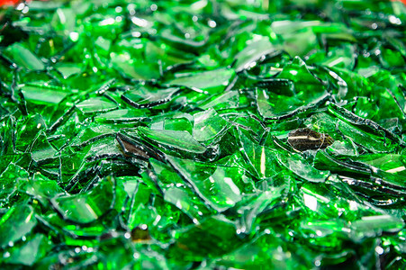 破碎的绿色玻璃纹理背景图片