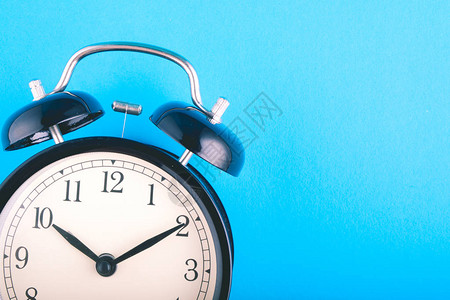 时间管理概念蓝色背景的闹钟背景图片