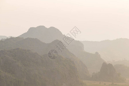 清晨在山地风景的日出图片