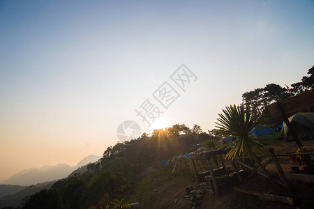 清晨在山地风景的日出图片