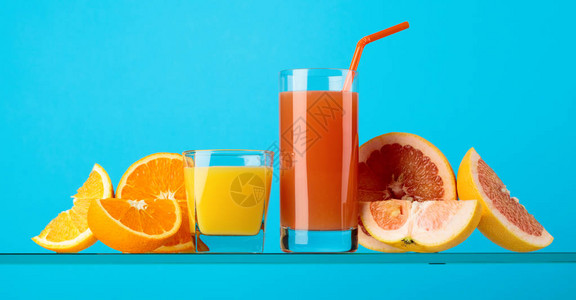 玻璃杯新鲜葡萄汁和橙汁图片