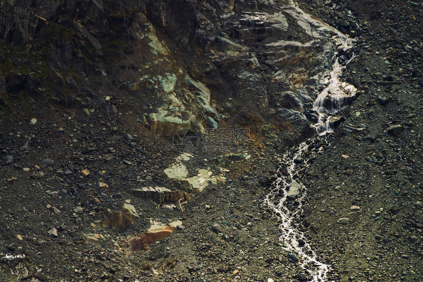 松石的斜坡的详细自然形态山水流向山下流动岩上小瀑布异常大面积自然景观等图片
