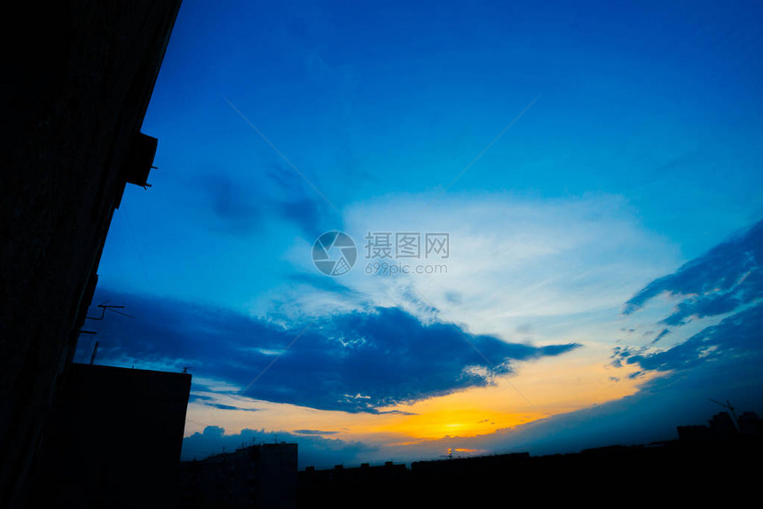 城市建筑剪影背后的大气蓝色多云天空图片