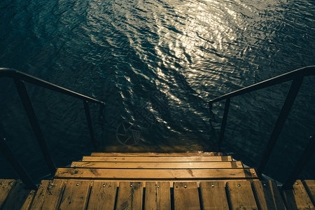 一根木制楼梯从水中出背景图片