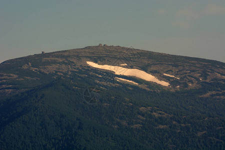 在山顶上下雪完全没有植被图片