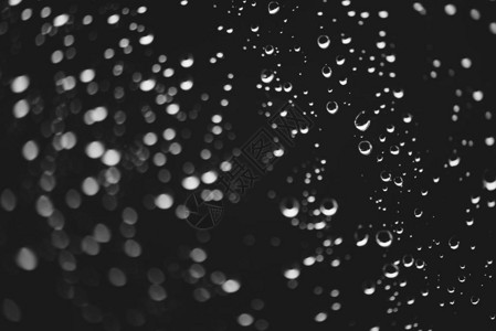 有雨滴的肮脏的窗玻璃大气单色深背景与散景中的雨滴水滴和污渍关闭宏中详细的透明纹理复制空背景图片