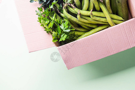 纸箱中的绿色蔬菜和草药图片