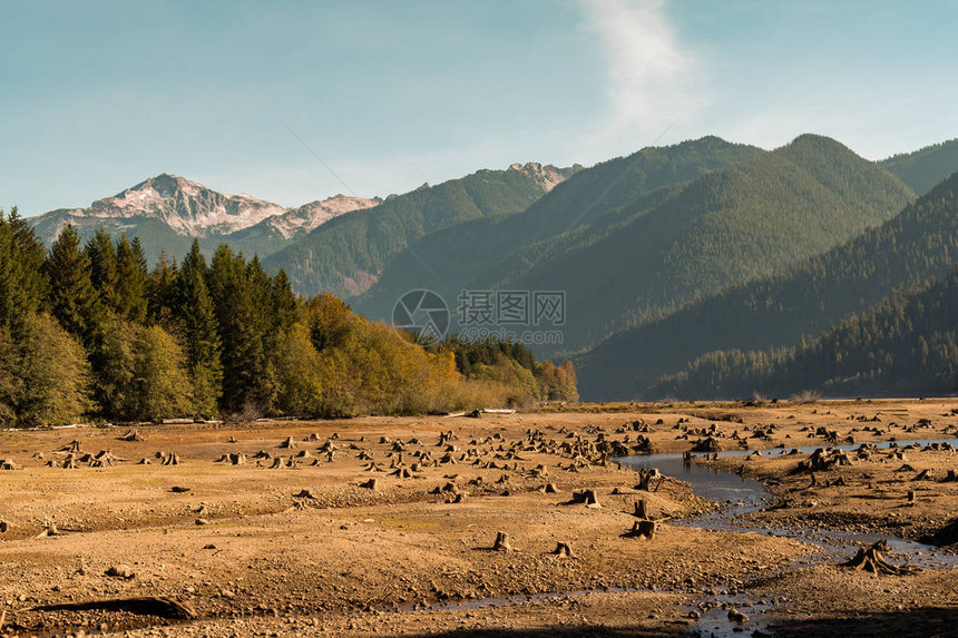 美国华盛顿的贝克湖LakeBakerLake图片