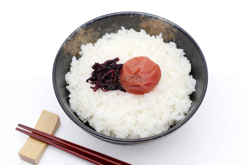 日本煮熟的白米饭白底盐李子图片