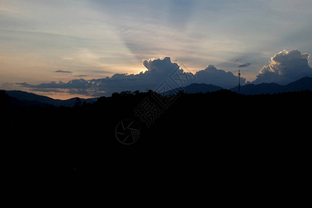 日落的天空背景与云和太阳图片