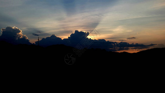 日落的天空背景与云和太阳图片