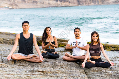 健身运动瑜伽和健康生活方式概念用莲花冥想的人群体在热带沙滩背景上表图片