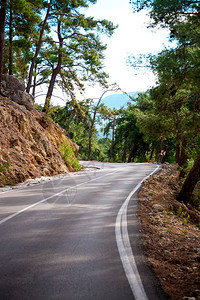 土耳其山路的弯道柏油路在森林里自然之间的文明图片