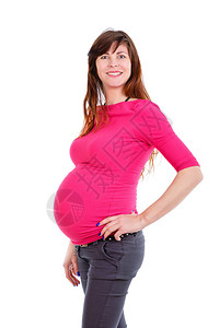 穿着裤子和红衬衫的快乐和微笑的孕妇九个月图片