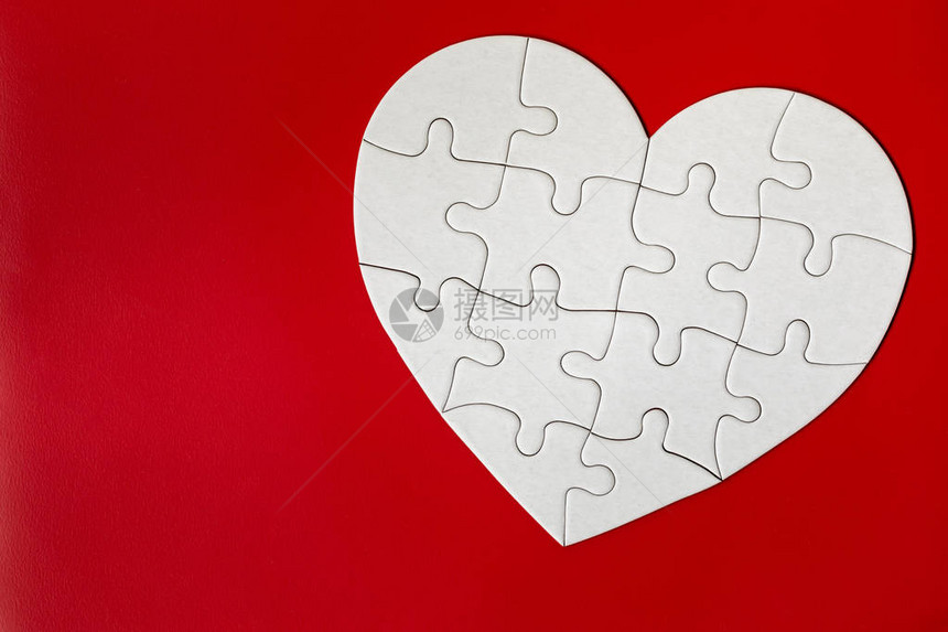 由拼图块制成的心形物体做完整的心拼图以心的形式出现情人节快乐图片