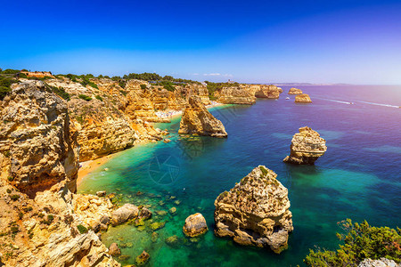 葡萄牙阿尔加维的美丽海滩Marinha海军滩高清图片