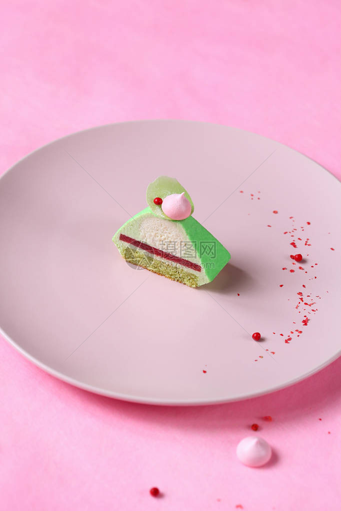 现代绿茶抹迷你慕斯蛋糕配草莓果冻图片
