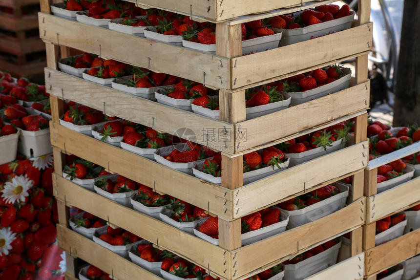 新鲜草莓在集市上出售图片