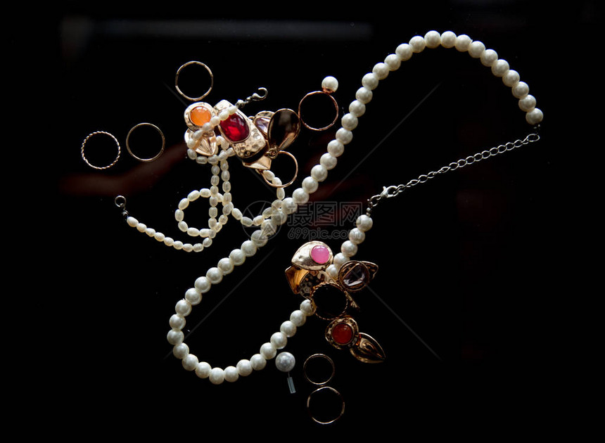 项链上的珍珠和圆环图片