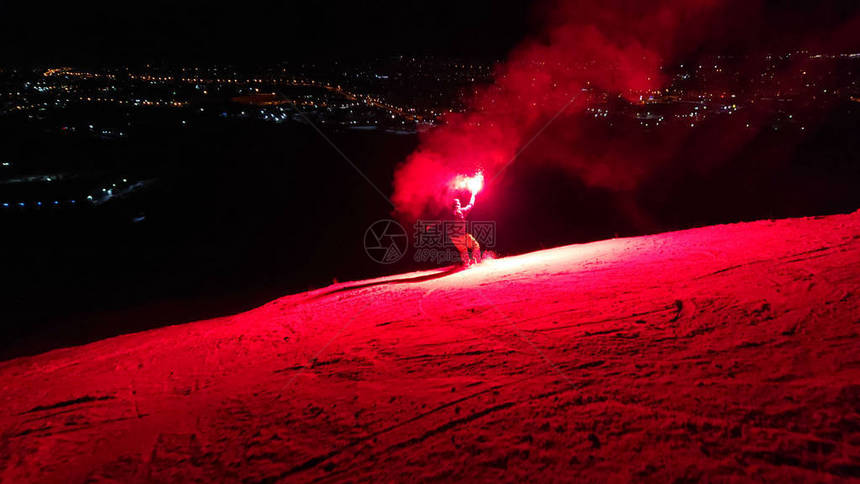 夜间自由骑行带着山上的火炬图片