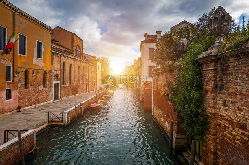 意大利威尼斯街头运河的视图老威尼斯房子五颜六色的门面威尼斯是欧洲的热门旅游目的地图片