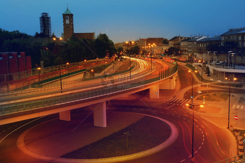 乘坐双层飞越的车辆造成的夜间交通灯光小路图片