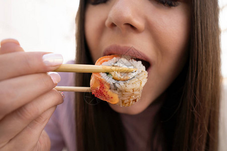 寿司和口腔女孩闭合女孩吃寿司图片