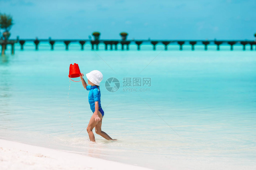 暑假在沙滩上的可爱小女孩图片