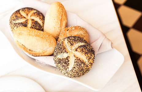 Gluten免费食物早餐和法国糕点概念餐厅面包篮图片