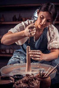 在陶器车轮上做陶瓷锅制作陶图片