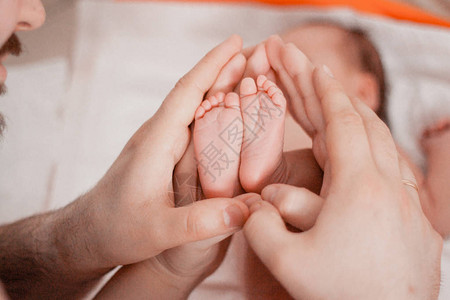 怀孕产假准备和期待母分娩概念新生婴儿脚特背景图片