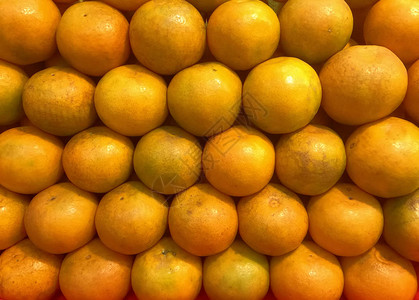 整齐排列的橙色水果的全帧背景图片