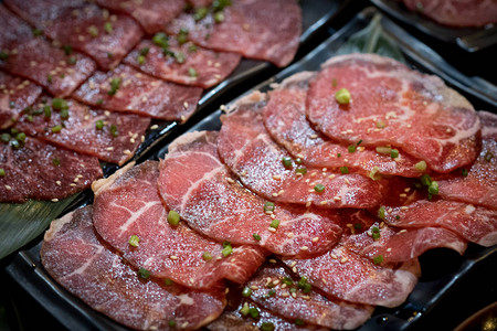 用于烧烤或日式烤肉的生牛肉片图片